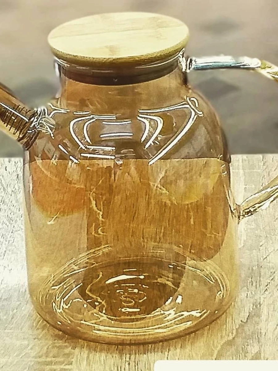 Стеклянный золотистый заварочный чайник с деревянной крышкой