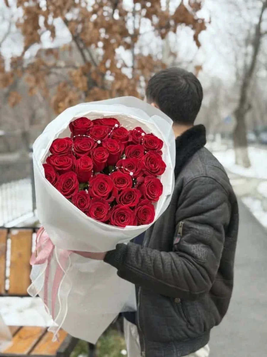 Роскошный букет из алых роз — символ страсти и искренних чувств ❤️ Плотные бутоны создают эффектный объём, а стильная светлая упаковка подчёркивает их глубину. Идеален для признания в любви, свидания или особенного сюрприза.