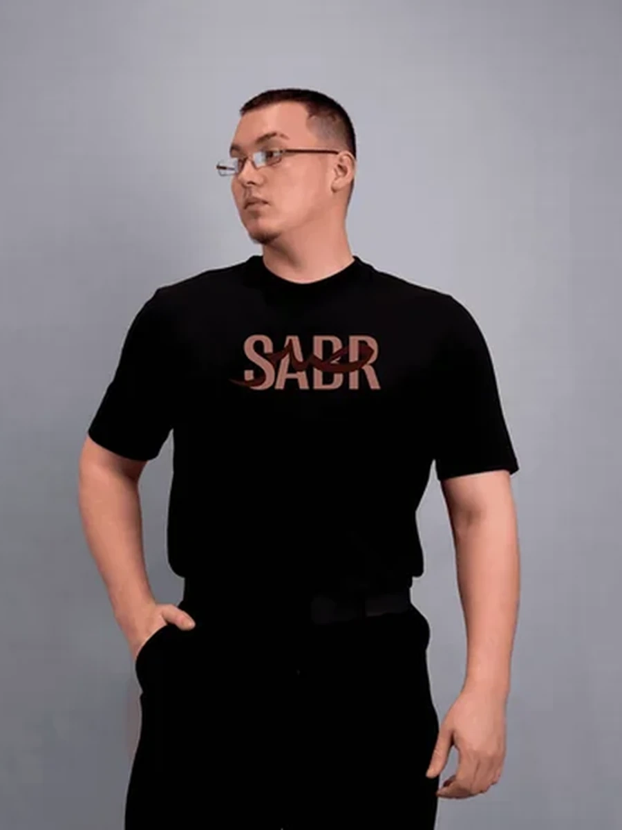 Футболка базовая мужская унисекс чёрная XL с принтом «SABR»