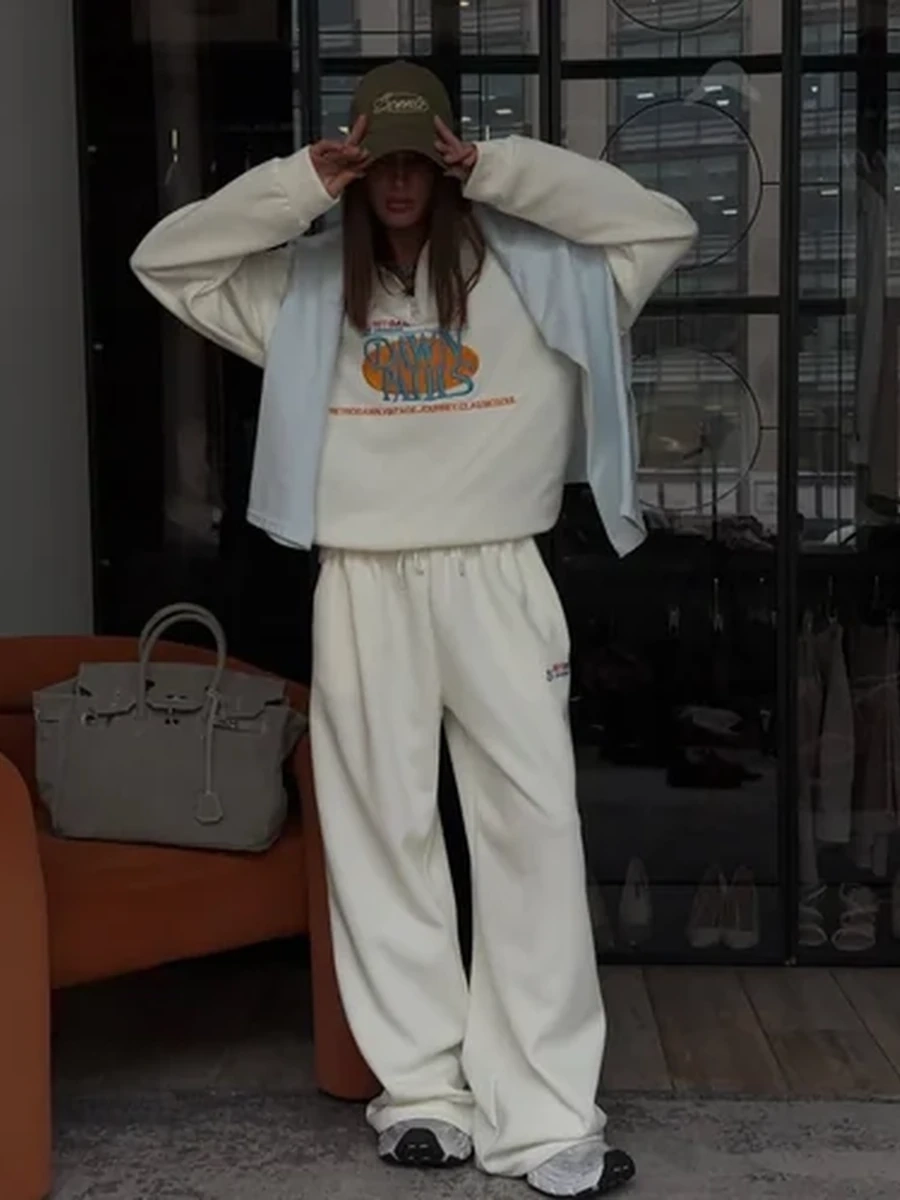 Женский спортивный костюм oversize с вышивкой DAWN DAYS
