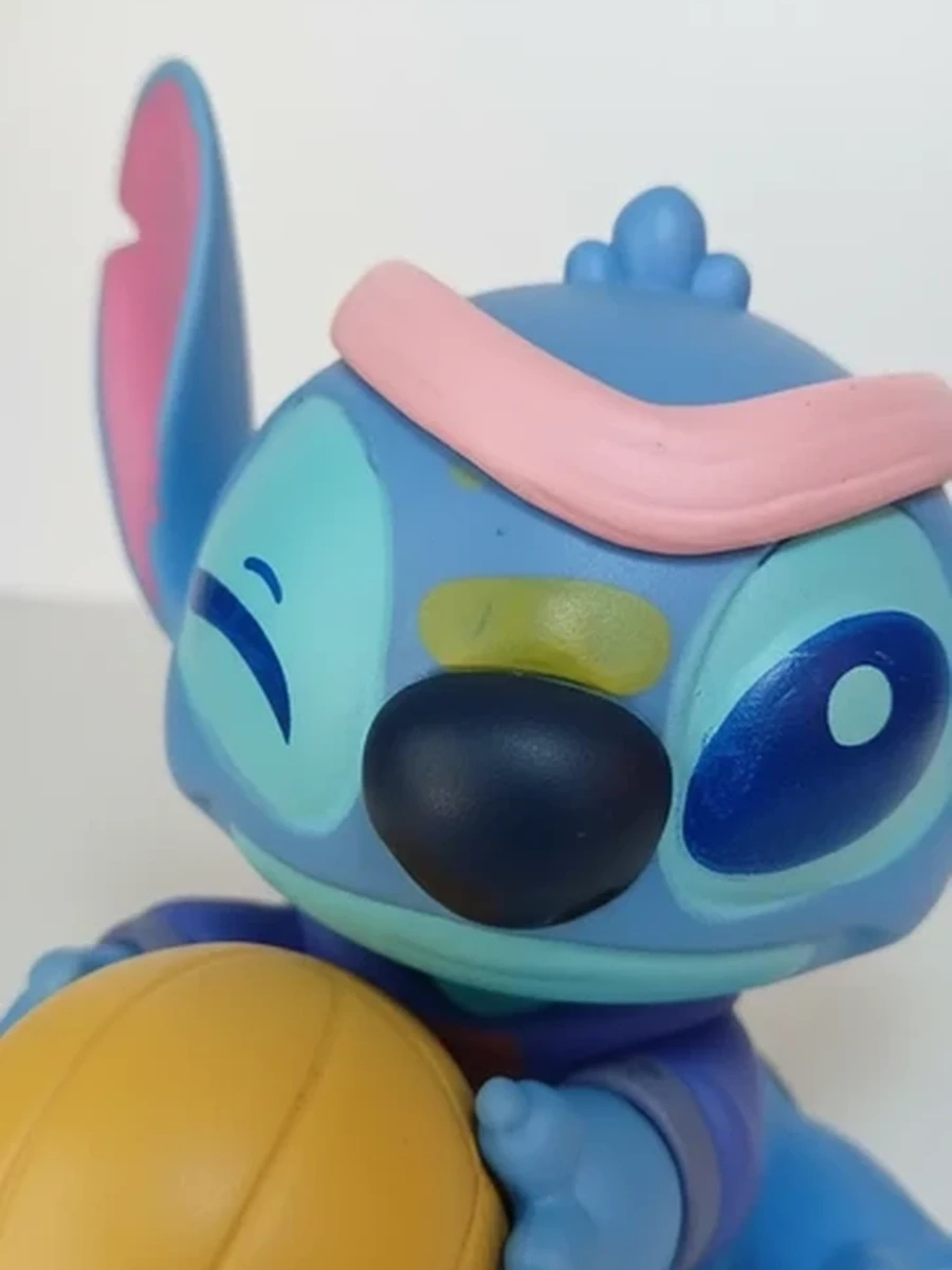 Коллекционная фигурка Стич с баскетбольным мячом Disney на подставке