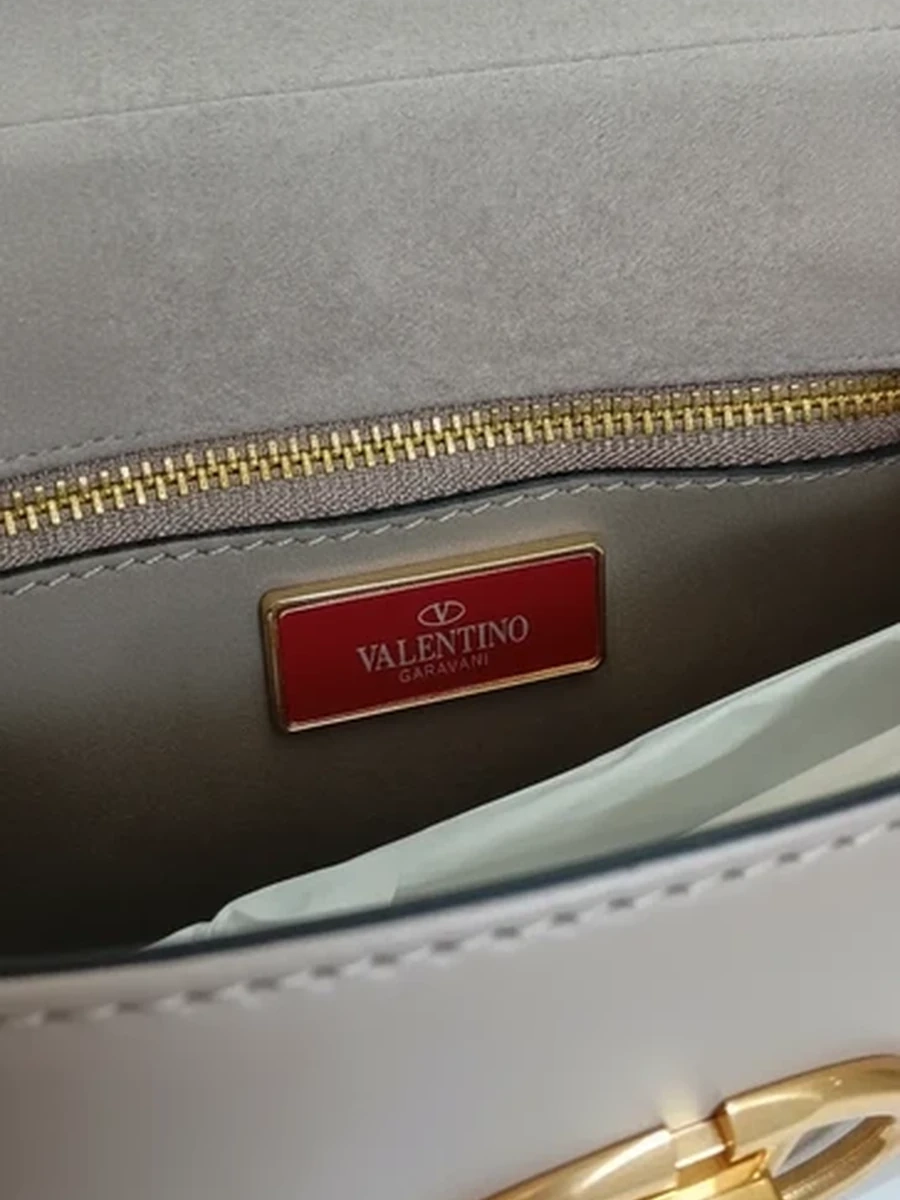 Женская кожаная сумка Valentino Garavani бежевая через плечо с логотипом