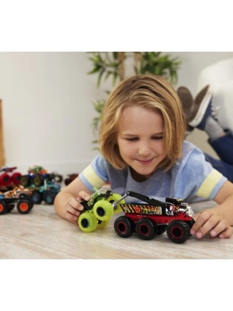 Машинка Hot Wheels Monster Trucks Big Rigs грузовик с 6 колесами в масштабе 1:64 HWN86